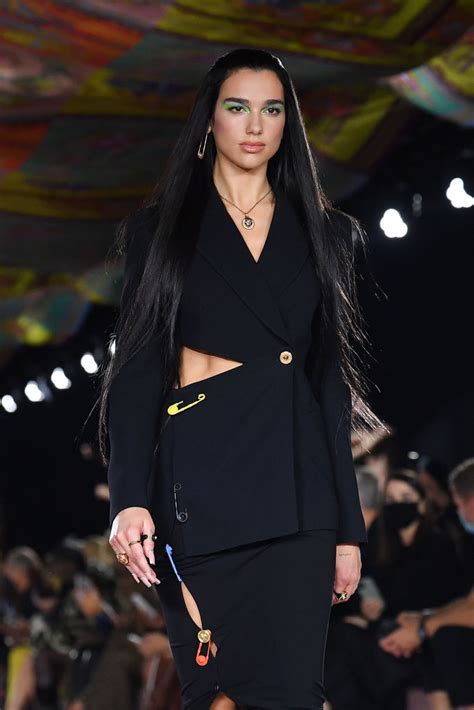 sfilata versace 2022 dove|Dua Lipa sfila per Versace Primavera Estate 2022 .